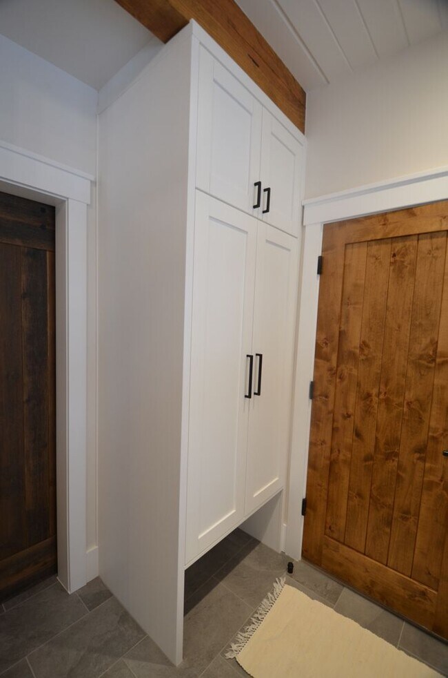 Building Photo - 300 Washington Rd