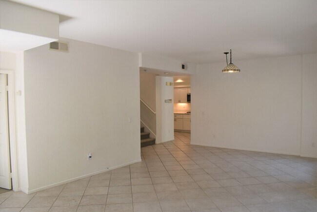 Building Photo - 3 Bedroom Townhome in La Jolla Village