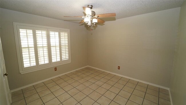 Building Photo - 1606 E Bankhead Dr