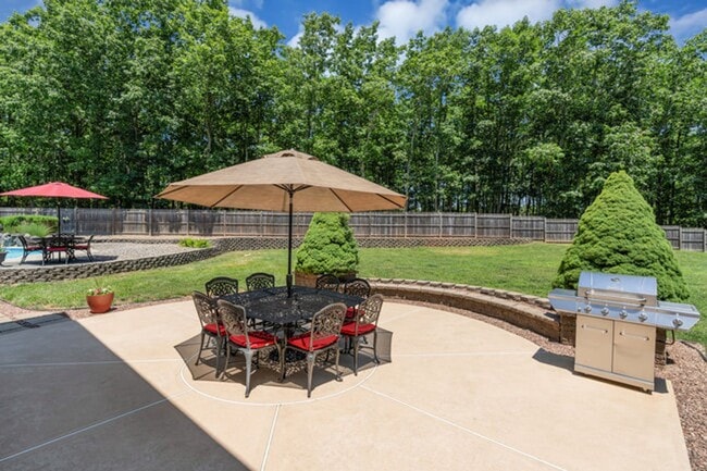 Building Photo - Private Cul-de-Sac Living: 4BR Home with Pool & Geothermal HVAC