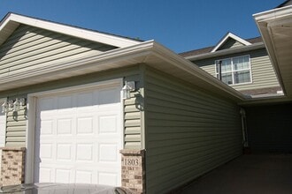 Building Photo - Stewartville Townhome with Attached Garage