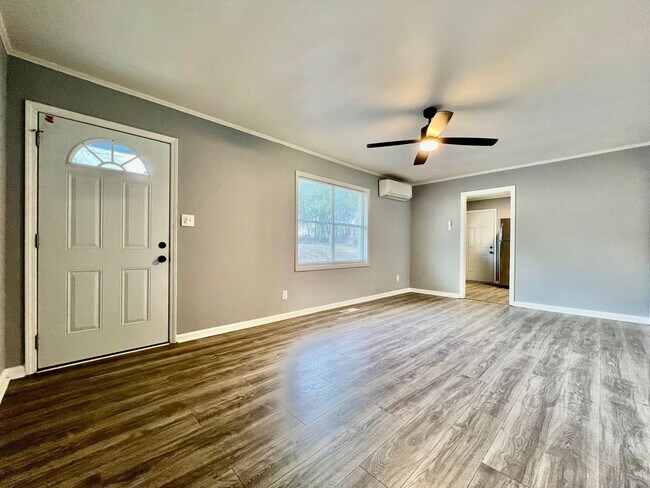 Building Photo - Newly Remodeled Duplex in Macon - Housing Voucher Eligible