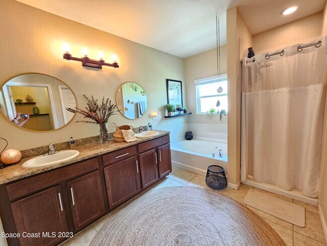 Building Photo - 1255 Sangria Cir