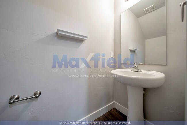 Building Photo - Small Pet Friendly - 3BD 2BTH 2GAR - Center Street/700 W Near TopGolf