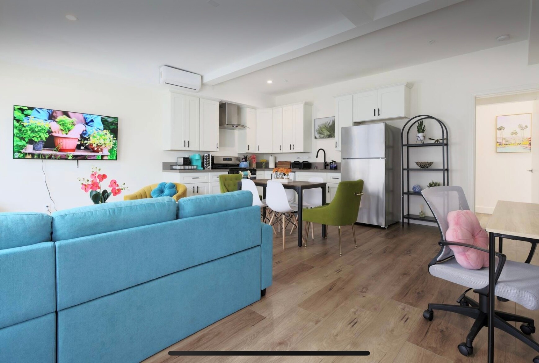 Building Photo - 2806 S Palm Grove Ave