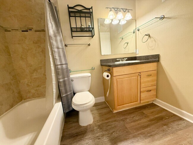 Building Photo - Belleair Village Condo 1/1 Open floor plan
