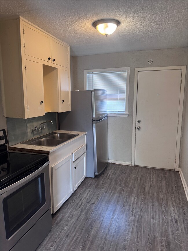 Building Photo - 1610 Mystic St