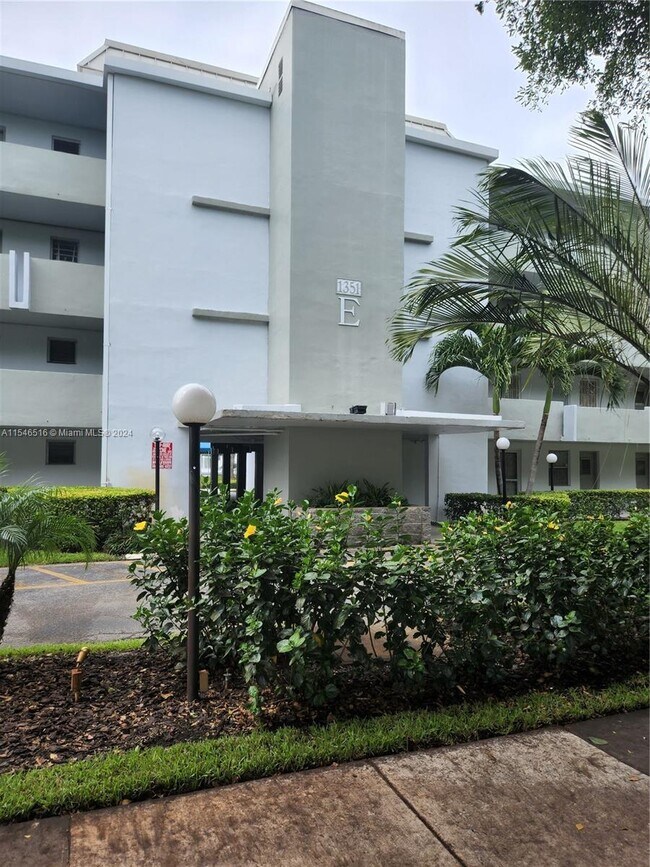 Building Photo - 1351 NE 191st St