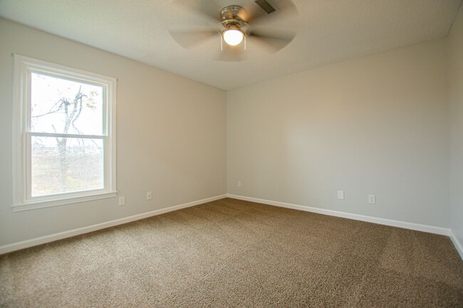 Building Photo - Pet Friendly Three Bedroom!