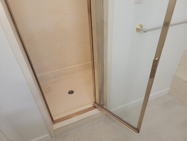 Building Photo - 10403 Pinehurst Dr