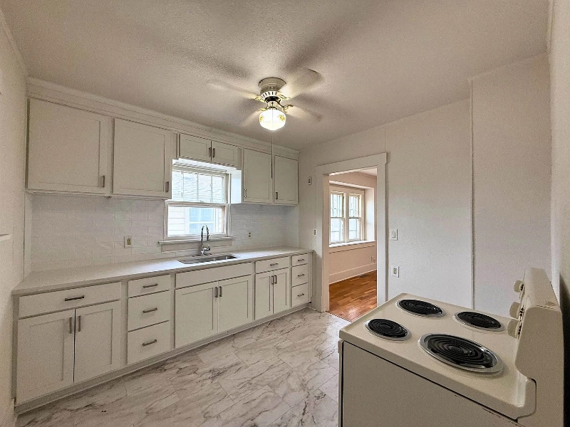 Building Photo - 904 E Ash St