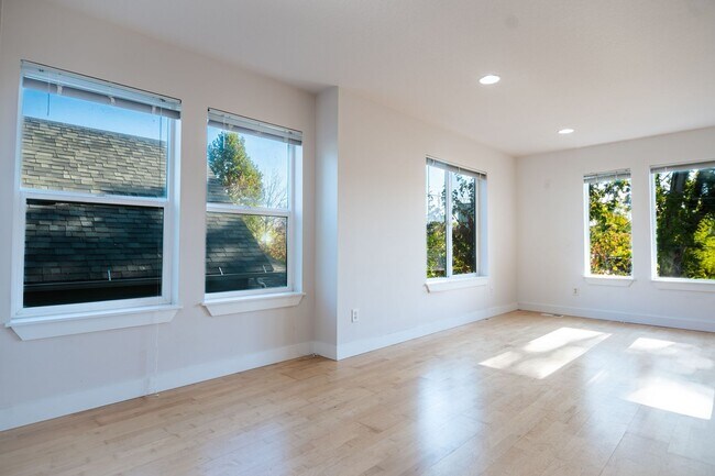 Building Photo - STILL AVAILABLE! Special: Only $500 Securi...