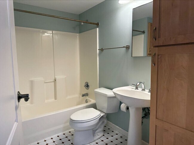 Building Photo - 1 Bedroom Steps from U of M St. Paul