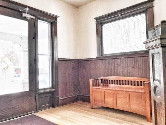 Building Photo - Charming Studio in Awesome University Loca...