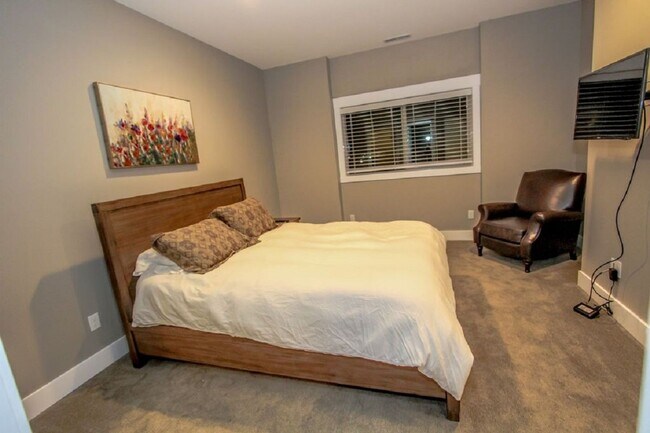 Building Photo - Luxury 2-Bed x 2-Bath Condo For Rent