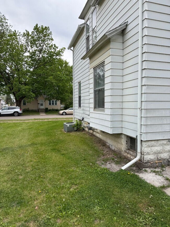 Building Photo - Fully remodeled 3 bedroom house