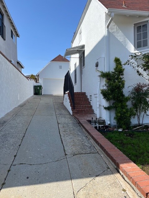 Driveway - 1170 W Summerland Ave