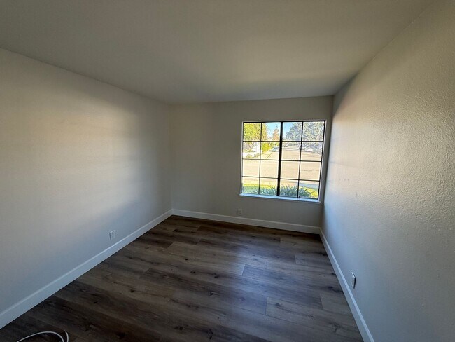 Building Photo - 4 Bedroom Single Story Home Available