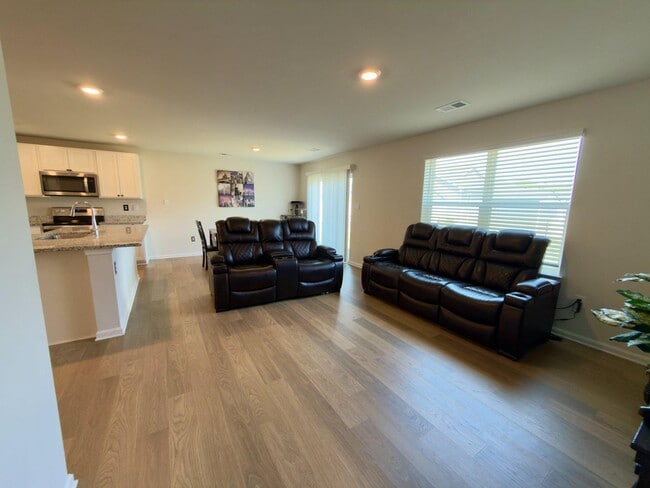 Building Photo - 61 New England Dr