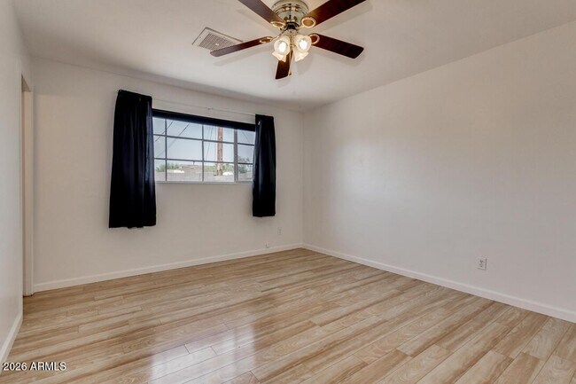 Building Photo - 1308 W 6th St