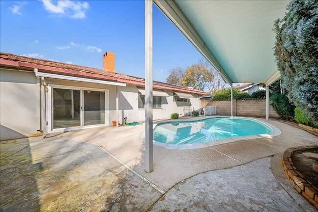 Building Photo - 2549 Notre Dame Dr