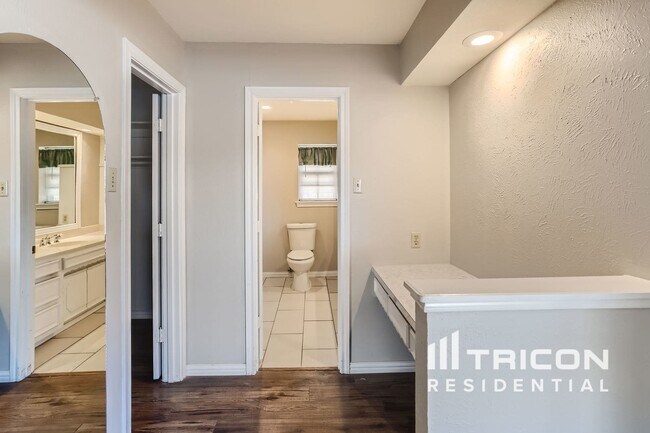 Building Photo - 606 Meadow Grove Dr