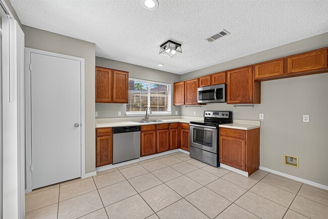Building Photo - 4650 Glenvillage St
