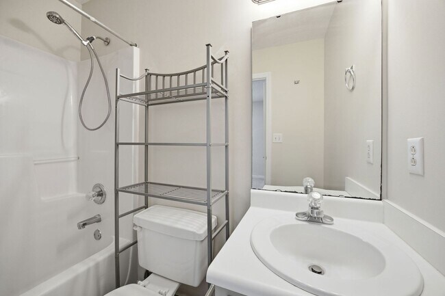 Building Photo - Beautiful End-Unit Townhome with Fresh Updates in Convenient Raleigh Location!