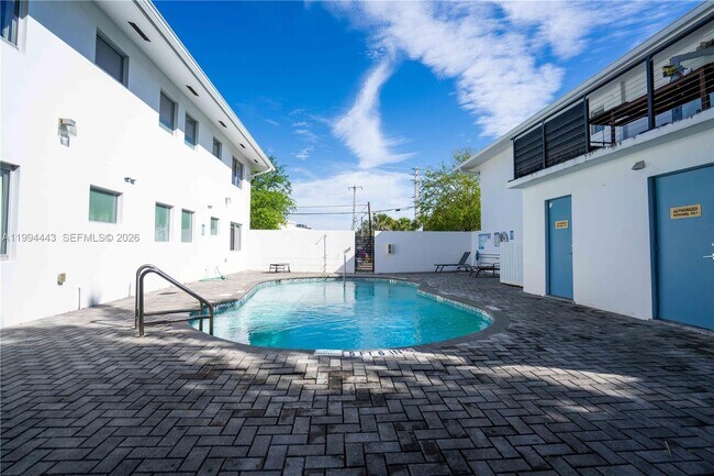 Building Photo - 2400 NE 26th St