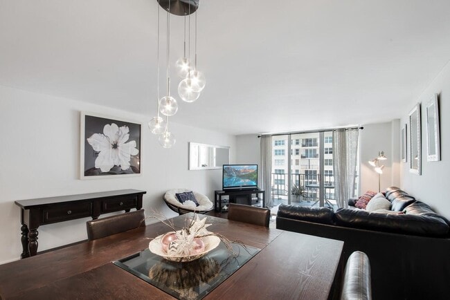 Building Photo - 1147 Hillsboro Mile