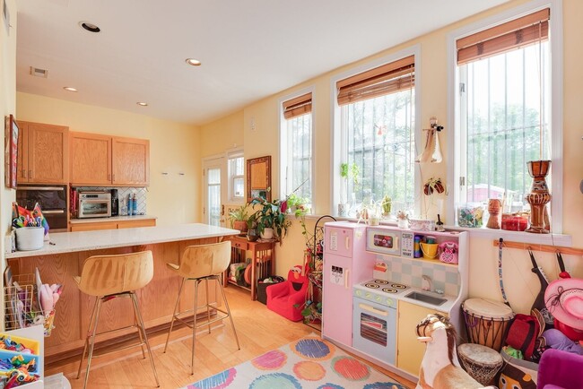 Building Photo - Unbeatable Family Home in the City w/ Park...