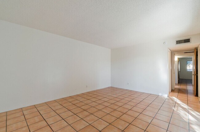 Building Photo - Cozzy Townhome with incredible mountain views! New Kitchen Appliances!