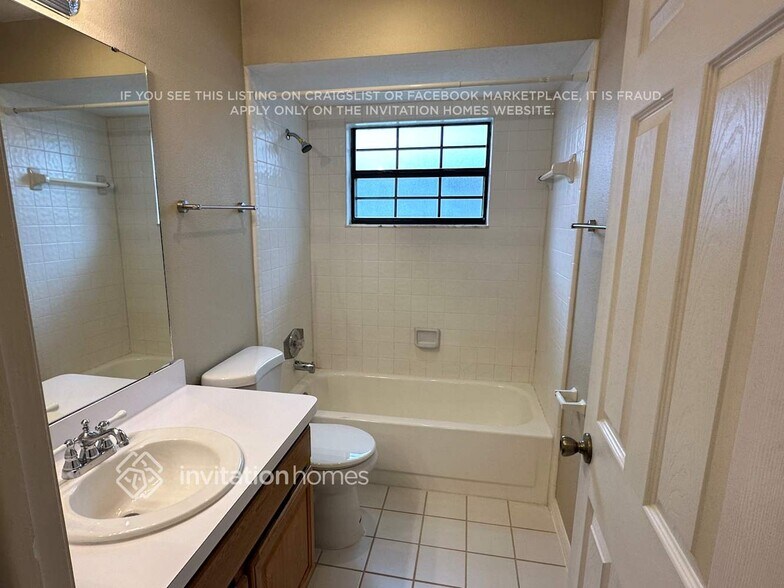 Building Photo - 1453 Hyde Park Dr