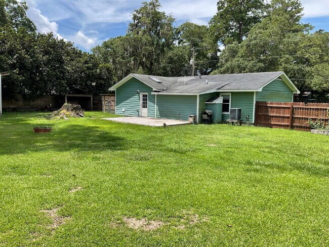 Building Photo - "Charming 3-Bedroom Haven with 2 Full Bath...