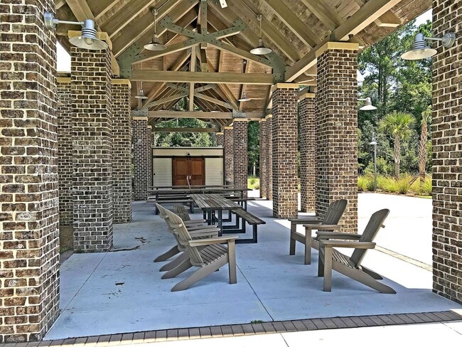 Building Photo - Newly Refreshed Single Story Home in Carol...