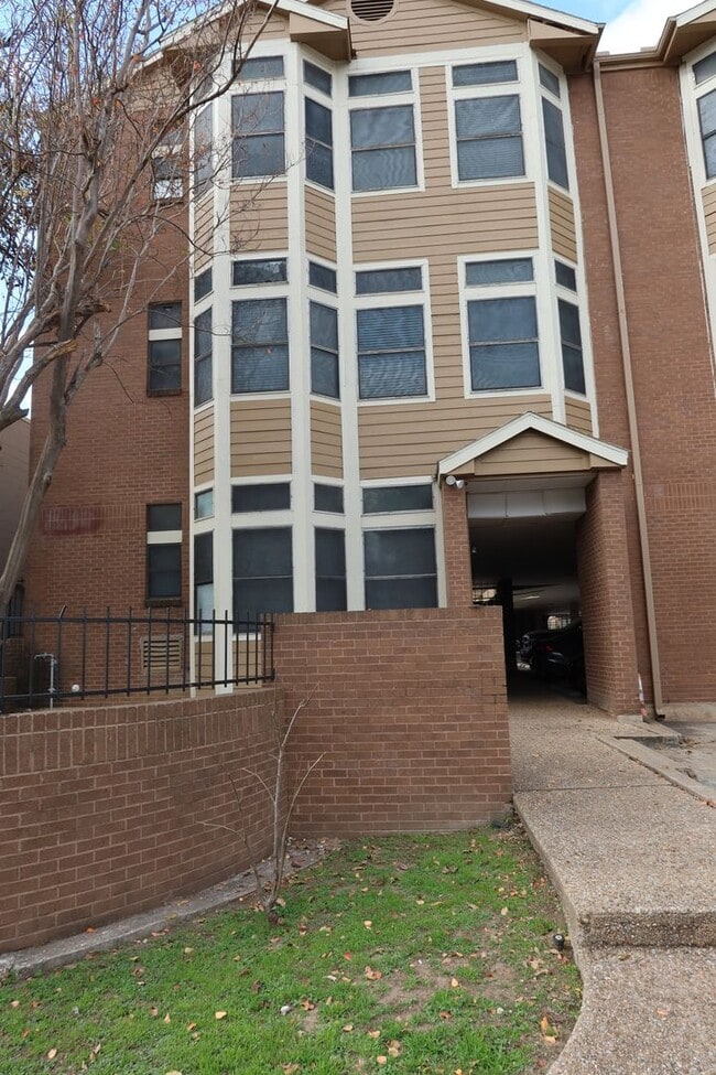 Building Photo - Wesdgewood West Campus - 1BD / !BA - 10 Ft Ceilings - Nodern Appliances - Gated - W/D -  $1000
