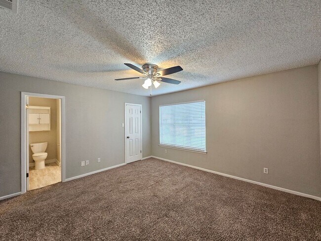 Building Photo - 2301 Zinnia Ct