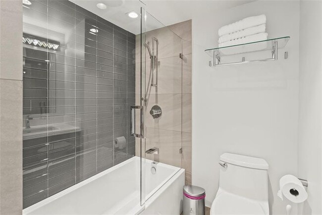 Building Photo - 800 SE 20th Ave