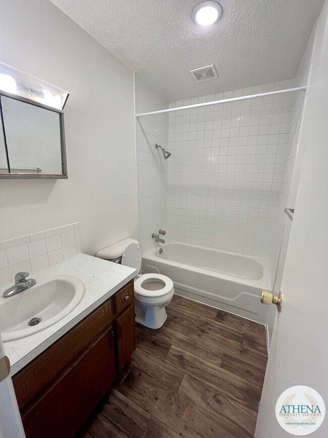 Building Photo - 2 Bedroom / 1 Bath House - SIZABLE YARD & W/D HOOKUPS