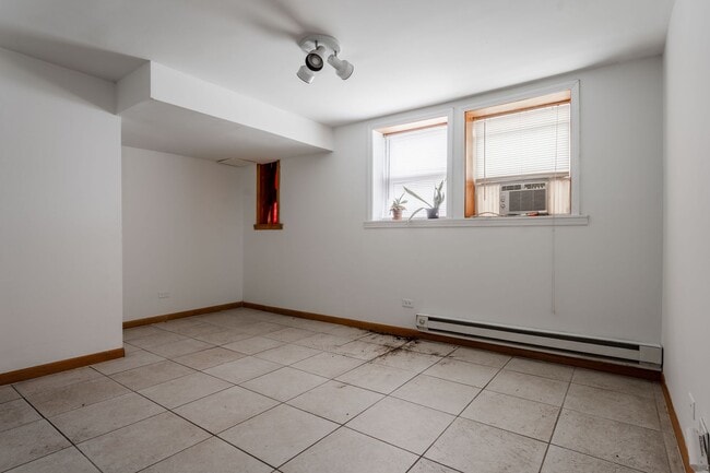 Building Photo - Lincoln Square / Ravenswood - 2 Bed / 1 Ba...
