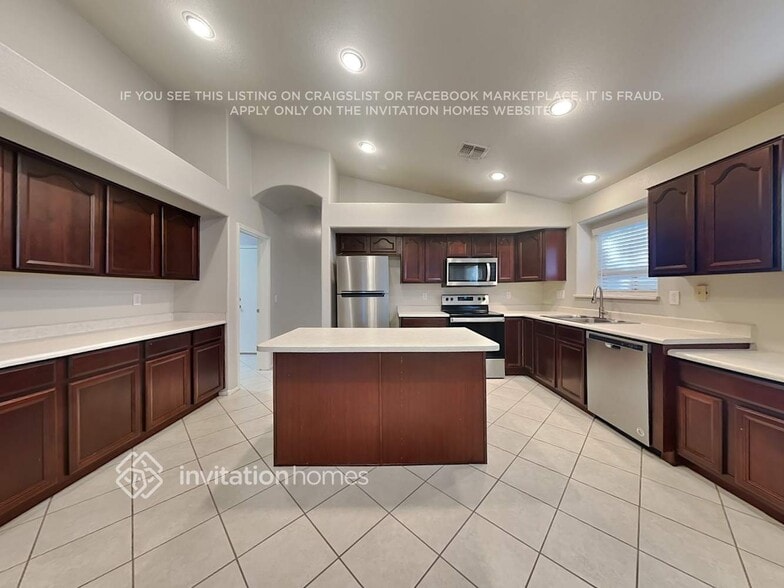 Building Photo - 832 N 166th Ln