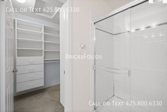 Building Photo - Your Dream Condo in Bothell: Designer Details and Tranquil Views!