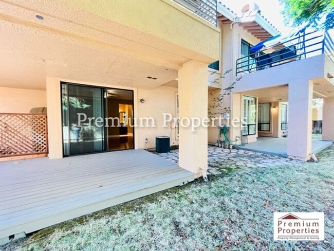 Building Photo - Beautiful 2BD/2BA Condo Unit in the Gated ...