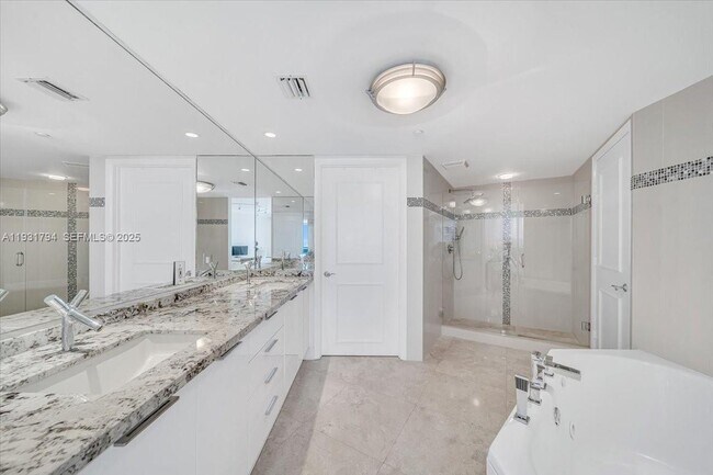 Building Photo - 18911 Collins Ave