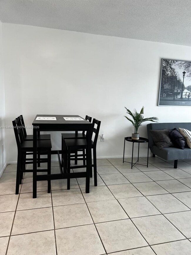 Building Photo - 4164 Inverrary Dr