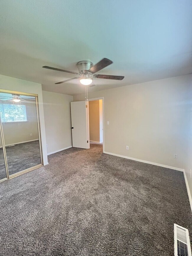 Building Photo - 3 Bedroom home in desirable neighborhood!