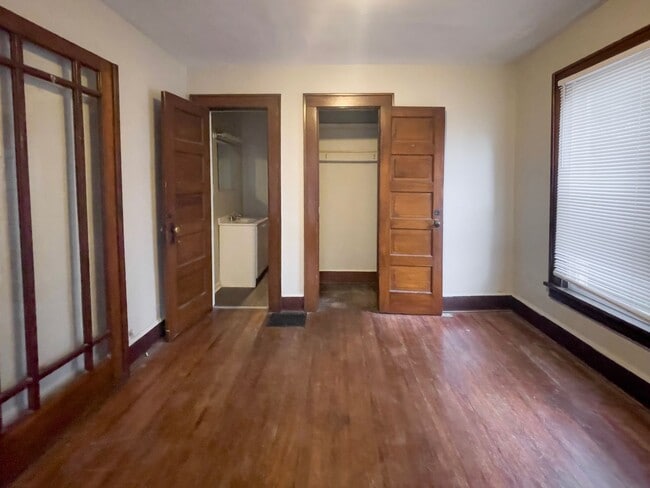 Building Photo - PRELEASING for AUGUST! Close to Campus: Washer and Dryer Included