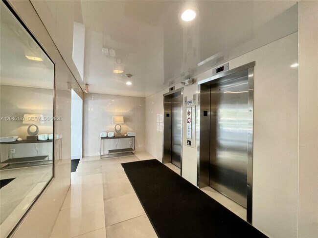 Building Photo - 220 Kings Point Dr