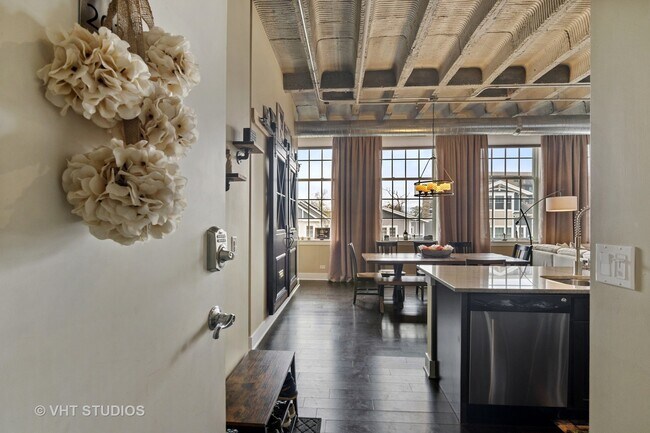 Building Photo - 154 School St