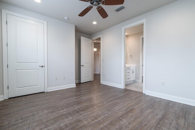 Building Photo - 718 Woods Dr